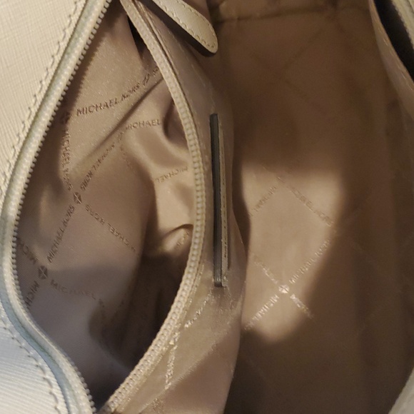 MICHEAL Micheal Kors Jet Set Tote - Picture 11 of 16